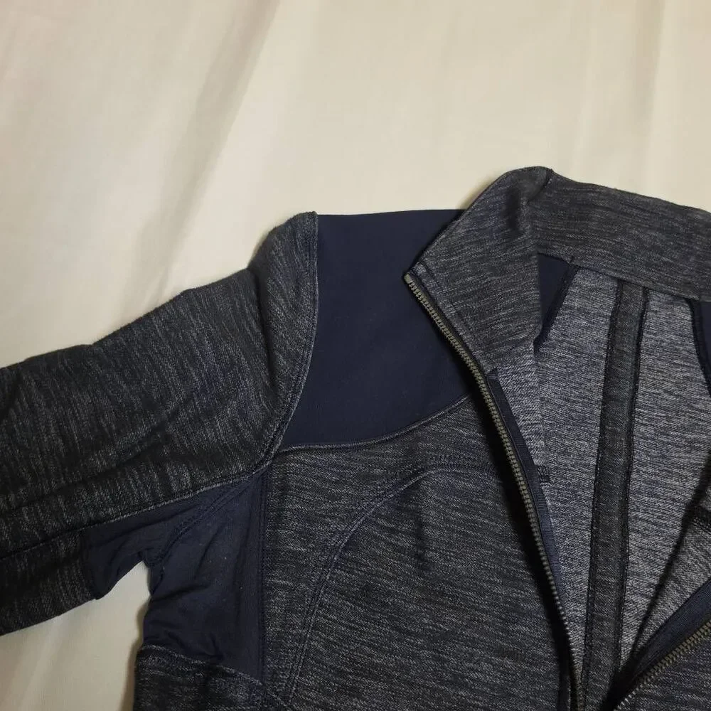 Lululemon Forme Jacket in a Slub Denim Inkwell color Size 10